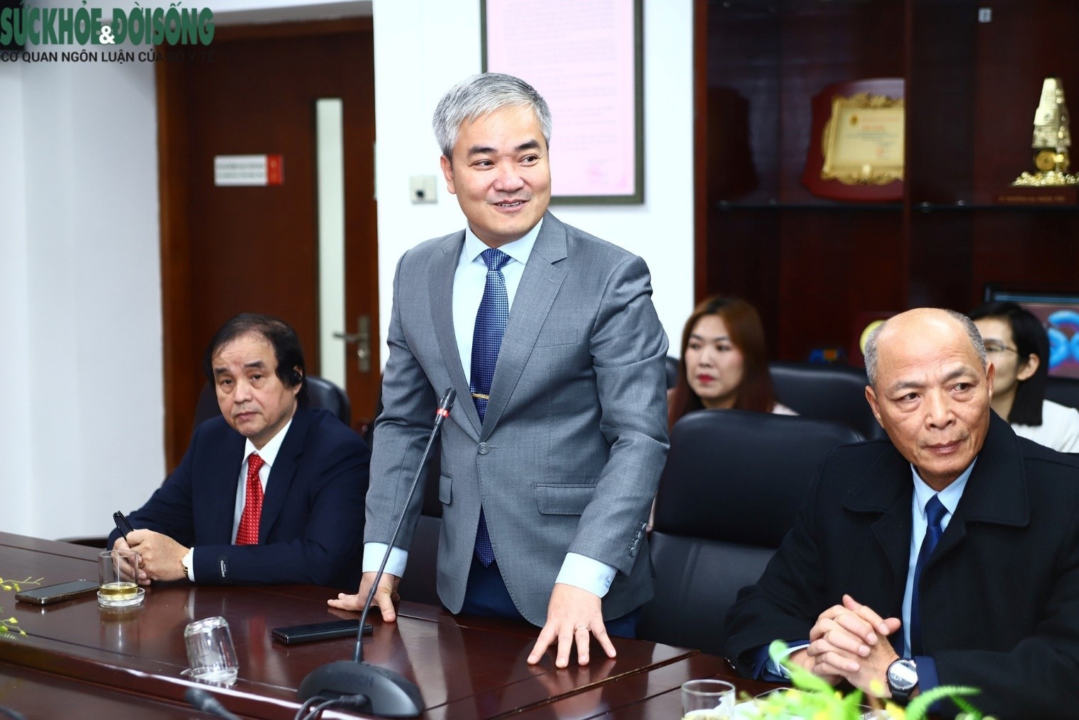 Nhà báo Trần Tuấn Linh - Tổng biên tập Báo Sức khỏe & Đời sống gửi lời chúc mừng các y, bác sĩ của Viện Huyết học và Truyền máu Trung ương. Đồng thời cũng cổ vũ tinh thần cho những người đang chiến đấu với bệnh tật. Nhà báo Trần Tuấn Linh - Tổng biên tập Báo Sức khỏe & Đời sống gửi lời chúc mừng các y, bác sĩ của Viện Huyết học và Truyền máu Trung ương. Đồng thời cũng cổ vũ tinh thần cho những người đang chiến đấu với bệnh tật.