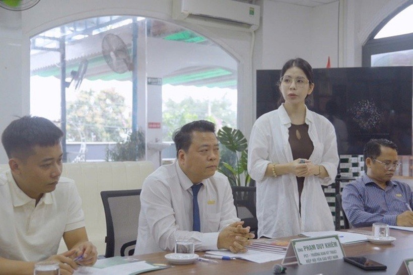 Hằng Du Mục tại họp báo với Hiệp hội Yến Sào Việt Nam. Ảnh: Hiệp hội Yến Sào Việt Nam. Hằng Du Mục tại họp báo với Hiệp hội Yến Sào Việt Nam. Ảnh: Hiệp hội Yến Sào Việt Nam.