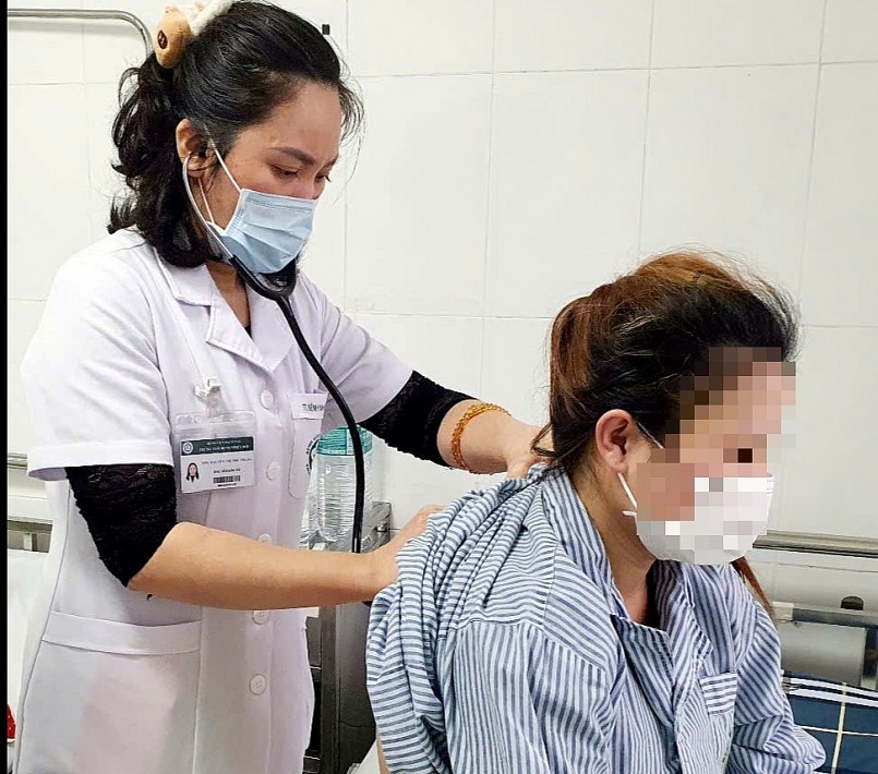 Bác sĩ thăm khám cho sản phụ mắc cúm A. Ảnh: Quỳnh Mai. Bác sĩ thăm khám cho sản phụ mắc cúm A. Ảnh: Quỳnh Mai.