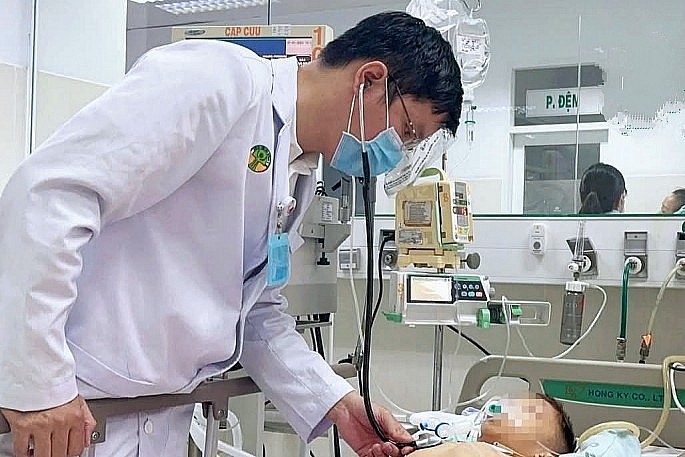 Bác sĩ thăm khám cho bệnh nhi. Ảnh: BVCC Bác sĩ thăm khám cho bệnh nhi. Ảnh: BVCC