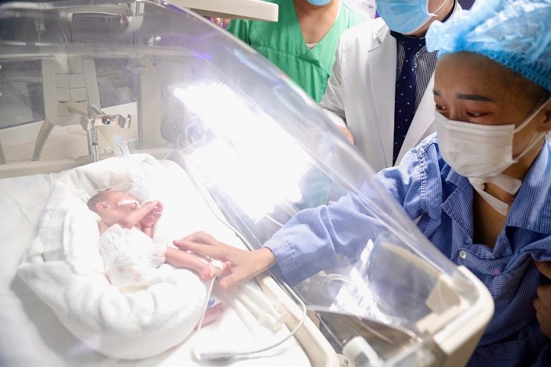 Khoảnh khắc chị Linh gặp lại con sau ca mổ 3 tuần khiến nhiều người xúc động - Ảnh: BVCC Khoảnh khắc chị Linh gặp lại con sau ca mổ 3 tuần khiến nhiều người xúc động - Ảnh: BVCC