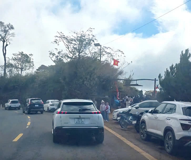 Kon Tum: Xử lý vi phạm điểm du lịch săn mây xây dựng trái phép