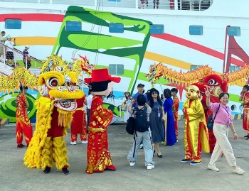 Quảng Ninh: "Mở cánh cửa" khai thác tuyến du lịch tàu biển