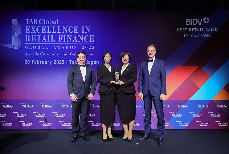 Đại diện BIDV nhận giải thưởng Ngân hàng Bán lẻ tốt nhất Việt Nam năm 2025 Đại diện BIDV nhận giải thưởng Ngân hàng Bán lẻ tốt nhất Việt Nam năm 2025