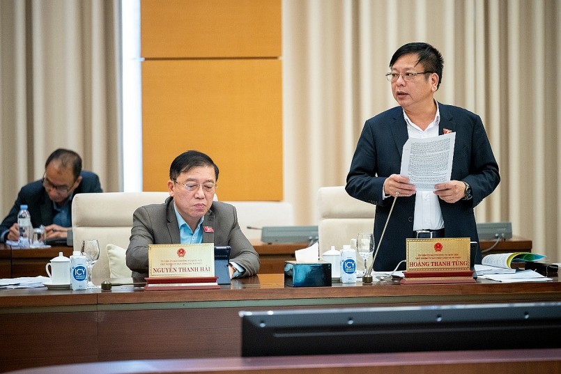 Phó Chủ nhiệm Ủy ban Pháp luật và Tư pháp Nguyễn Trường Giang phát biểu Phó Chủ nhiệm Ủy ban Pháp luật và Tư pháp Nguyễn Trường Giang phát biểu