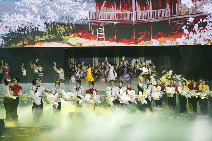 Lung linh đêm khai hội Hoa Ban Điện Biên 2025 Lung linh đêm khai hội Hoa Ban Điện Biên 2025