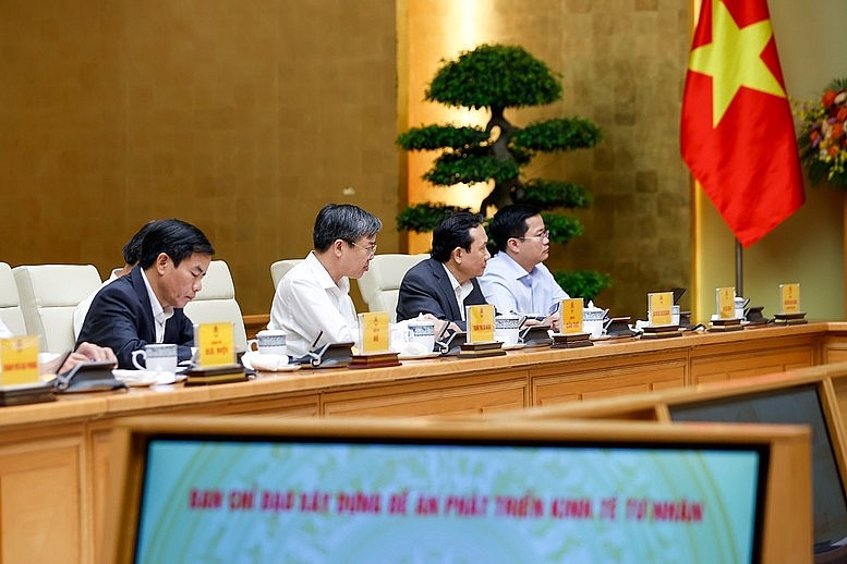 Các đại biểu tập trung nêu bật vị trí, vai trò, đóng góp của kinh tế tư nhân đối với quá trình phát triển kinh tế - xã hội đất nước, đặc biệt trong giai đoạn hiện nay và thời gian tới, khi đất nước bước vào thời kỳ vươn mình phát triển giàu mạnh, hùng cường, thịnh vượng - Ảnh: VGP/Nhật Bắc Các đại biểu tập trung nêu bật vị trí, vai trò, đóng góp của kinh tế tư nhân đối với quá trình phát triển kinh tế - xã hội đất nước, đặc biệt trong giai đoạn hiện nay và thời gian tới, khi đất nước bước vào thời kỳ vươn mình phát triển giàu mạnh, hùng cường, thịnh vượng - Ảnh: VGP/Nhật Bắc