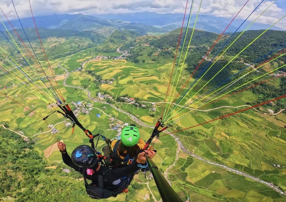 Nhảy dù ngắm mùa vàng ở đèo Khau Phạ. Ảnh: Klook