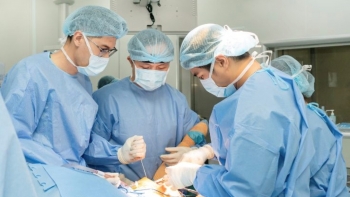 Bé một tuổi gãy xương đùi khi chơi tung hứng với bố, bác sĩ khuyến cáo không nên làm điều này