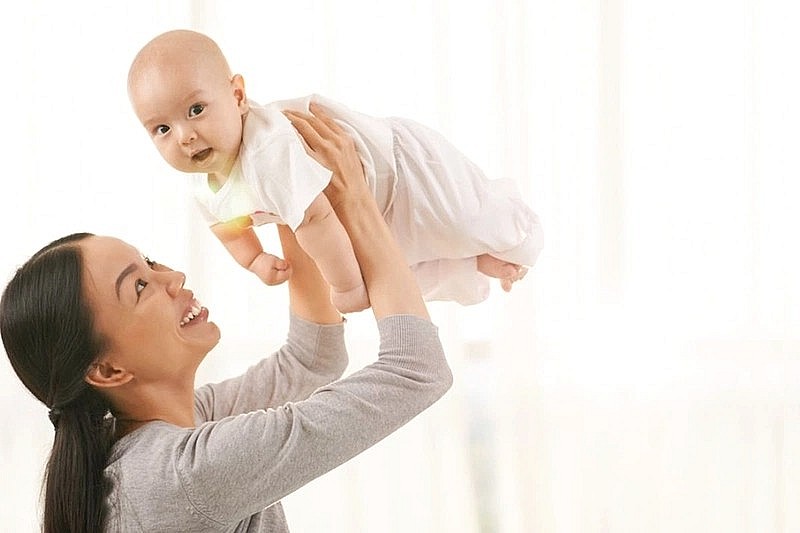 Bác sĩ khuyến cáo phụ huynh không nên chơi trò tung hứng, rung lắc trẻ  