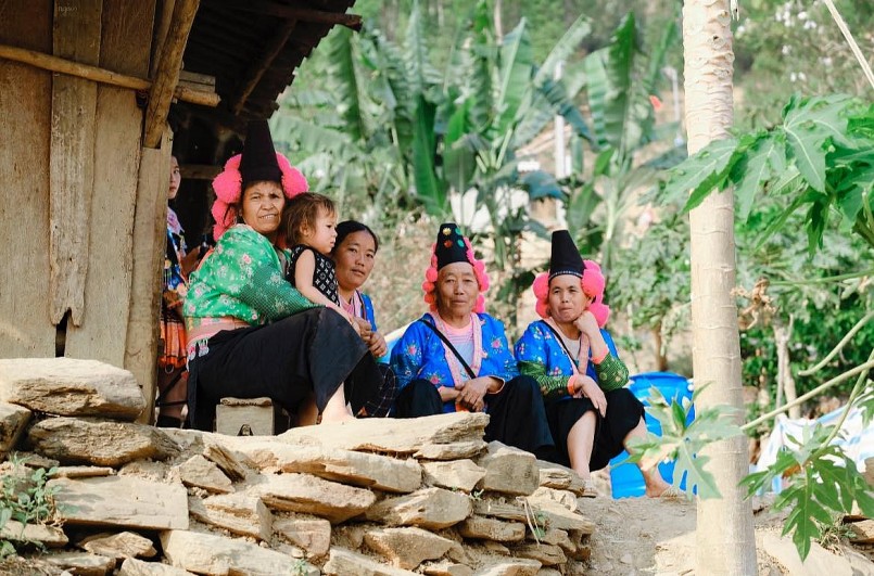 Cuộc sống của người dân Nặm Cứm vốn gắn bó với núi rừng, với những phong tục truyền thống được gìn giữ qua bao thế hệ. Dù cuộc sống còn nhiều vất vả, nhưng bà con luôn ý thức gìn giữ những cánh rừng ban. Cuộc sống của người dân Nặm Cứm vốn gắn bó với núi rừng, với những phong tục truyền thống được gìn giữ qua bao thế hệ. Dù cuộc sống còn nhiều vất vả, nhưng bà con luôn ý thức gìn giữ những cánh rừng ban.