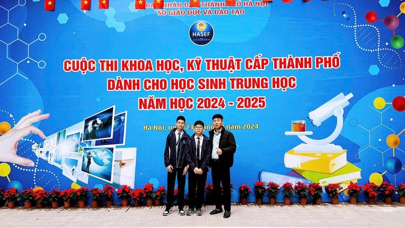 Thầy Nguyễn Văn Ninh, giáo viên Toán trường Nguyễn Siêu cùng hai nhà khoa học nhí Thành Vinh - Khải Tuấn.