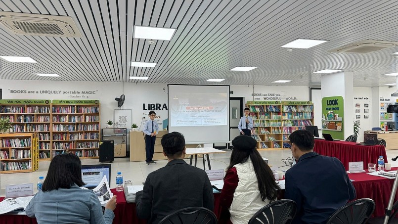 Thành Vinh và Khải Tuấn thuyết trình về mô hình hệ thống phân loại rác bằng trí tuệ nhân tạo (AI).