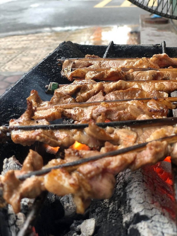 thịt được kẹp chặt vào que tre và nướng trên bếp than hoa rực lửa. thịt được kẹp chặt vào que tre và nướng trên bếp than hoa rực lửa.