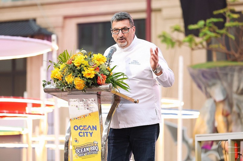 Phó chủ tịch Hiệp hội Barbecue thế giới - Chef Don David phát biểu tại lễ khai mạc. Phó chủ tịch Hiệp hội Barbecue thế giới - Chef Don David phát biểu tại lễ khai mạc.