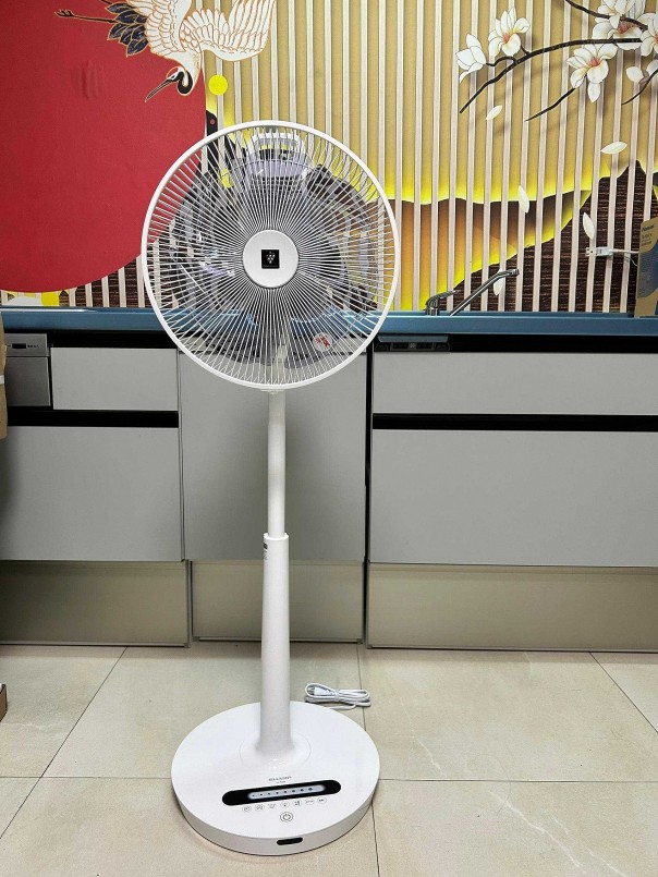 Điểm nổi bật của quạt Sharp là công nghệ vận hành êm ái.