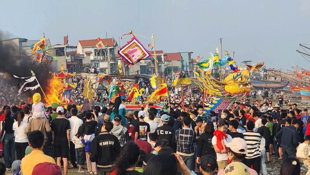 Người dân và du khách tập trung xem lễ rước Long Châu