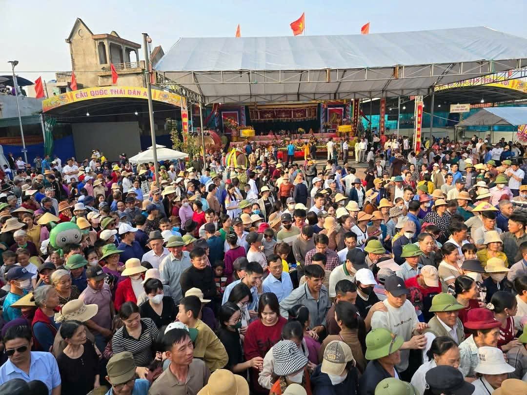 Người dân nô nức tham gia lễ hội Cầu Ngư