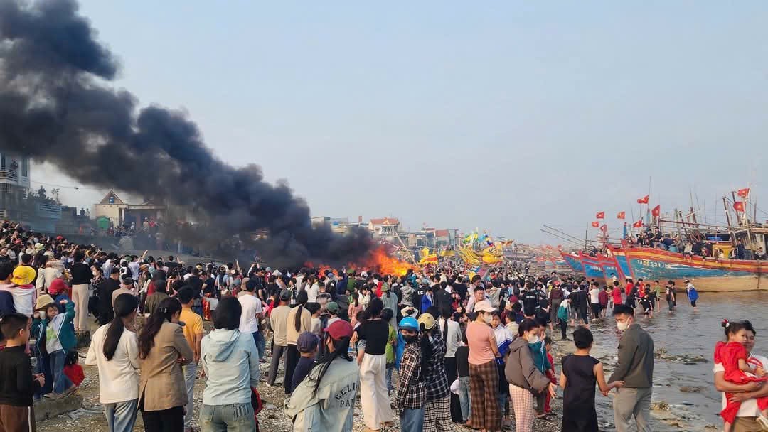 Người dân và du khách tập trung tham gia Lễ hội Cầu Ngư tại xã Ngư Lộc, huyện Hậu Lộc. Người dân và du khách tập trung tham gia Lễ hội Cầu Ngư tại xã Ngư Lộc, huyện Hậu Lộc.