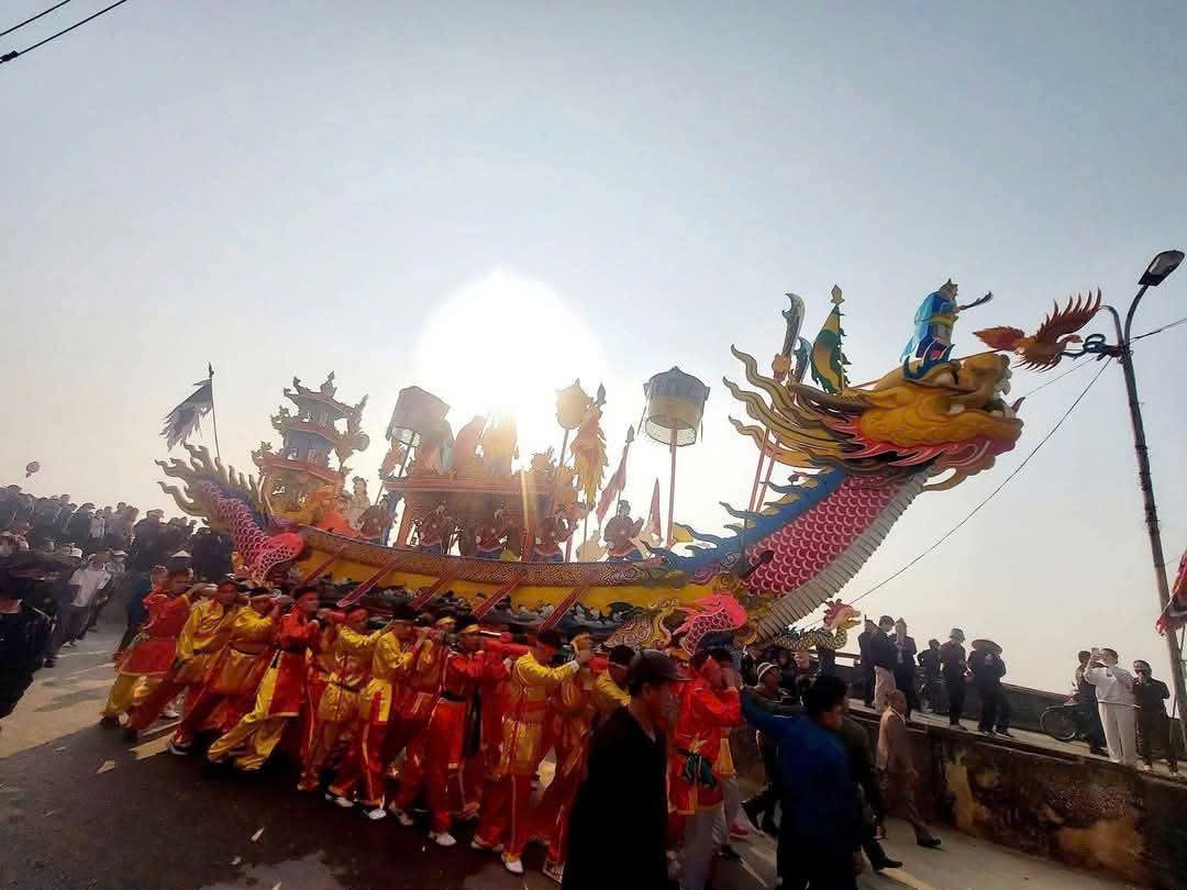 Đặc sắc lễ rước Long Châu tại lễ hội Cầu Ngư của người dân xã Ngư Lộc, huyện Hậu Lộc