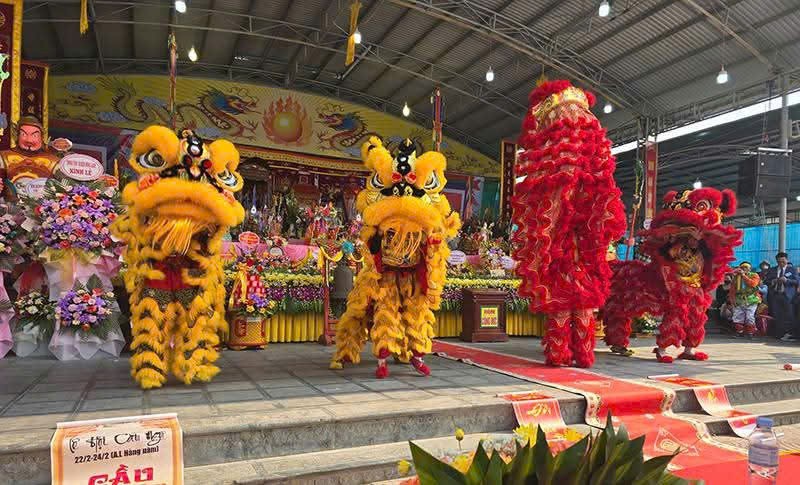 Tiết mục múa lân tại lễ hội Cầu ngư