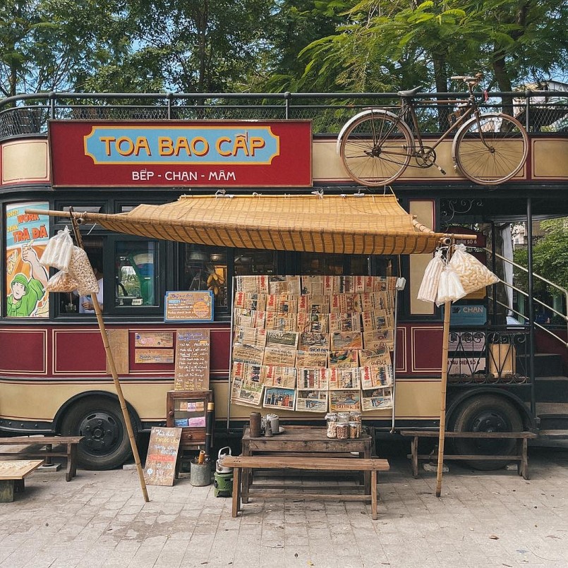 Khách du lịch thích thú check-in chuyến tàu về quá khứ ở Hà Nội