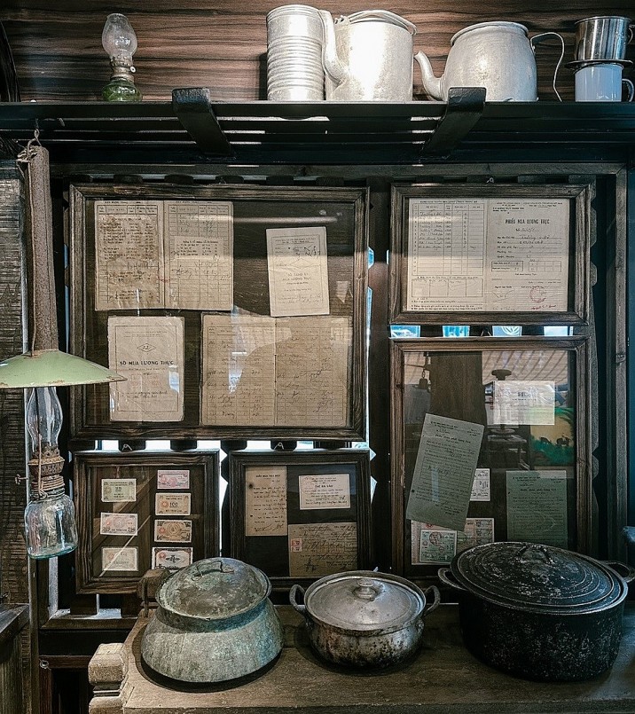 Khách du lịch thích thú check-in chuyến tàu về quá khứ ở Hà Nội