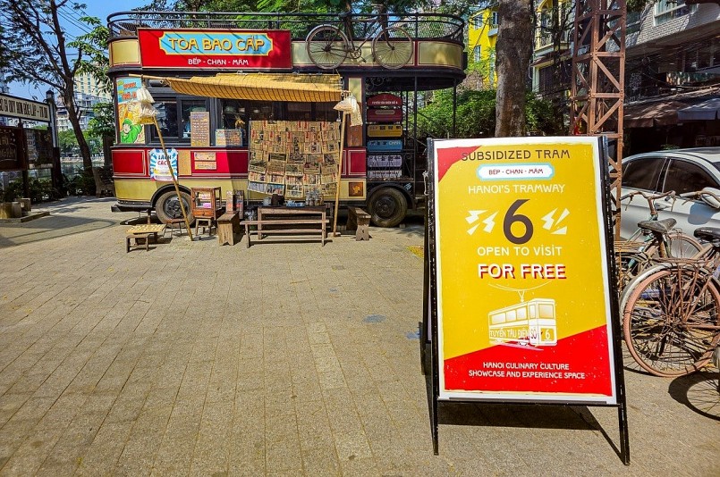 Khách du lịch thích thú check-in chuyến tàu về quá khứ ở Hà Nội