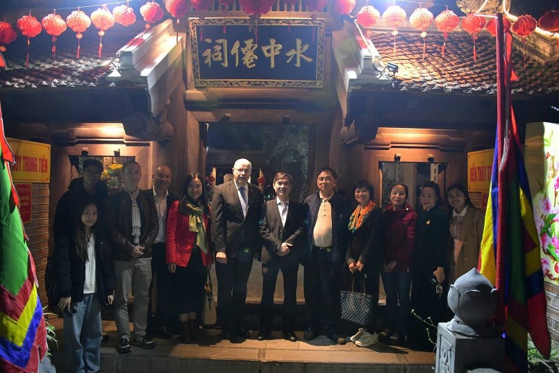 Khách du lịch thích thú check-in chuyến tàu về quá khứ ở Hà Nội