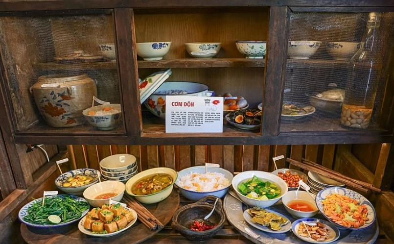 Khách du lịch thích thú check-in chuyến tàu về quá khứ ở Hà Nội