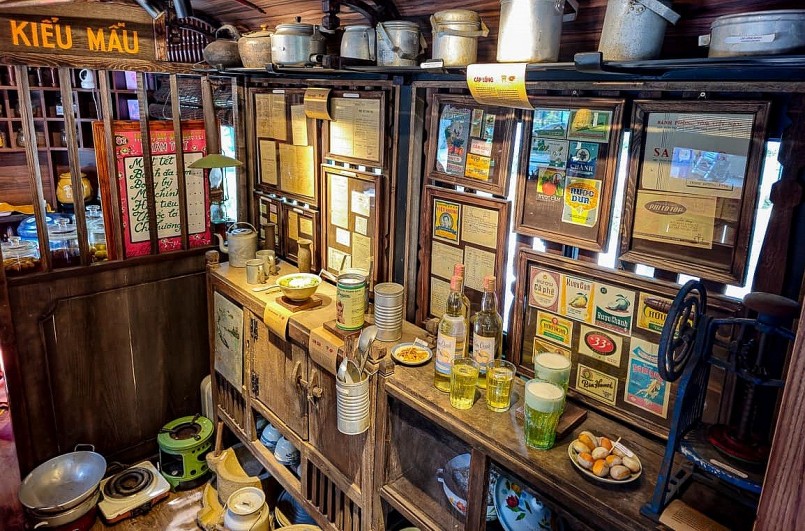 Khách du lịch thích thú check-in chuyến tàu về quá khứ ở Hà Nội