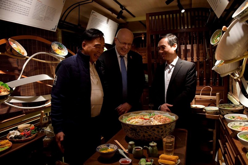 Khách du lịch thích thú check-in chuyến tàu về quá khứ ở Hà Nội