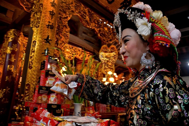 Khách du lịch thích thú check-in chuyến tàu về quá khứ ở Hà Nội