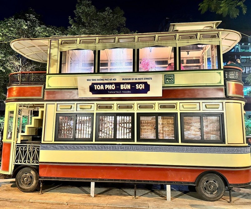 Khách du lịch thích thú check-in chuyến tàu về quá khứ ở Hà Nội