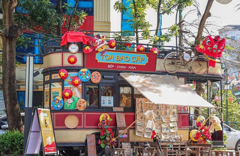 Khách du lịch thích thú check-in chuyến tàu về quá khứ ở Hà Nội