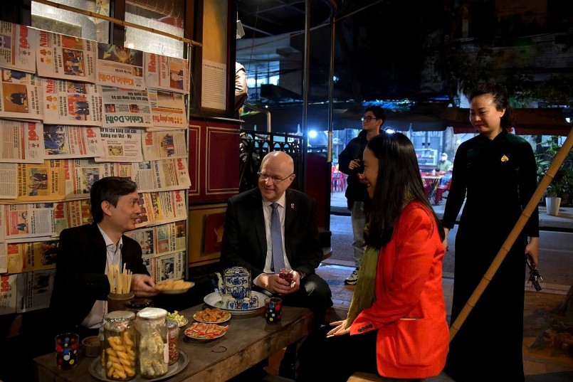 Khách du lịch thích thú check-in chuyến tàu về quá khứ ở Hà Nội