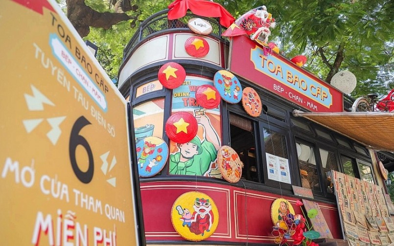 Khách du lịch thích thú check-in chuyến tàu về quá khứ ở Hà Nội