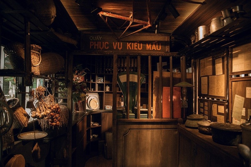 Khách du lịch thích thú check-in chuyến tàu về quá khứ ở Hà Nội