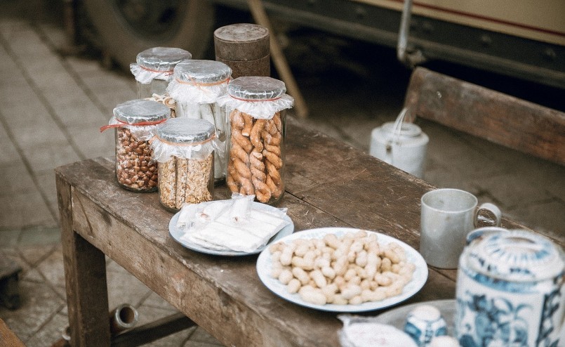 Khách du lịch thích thú check-in chuyến tàu về quá khứ ở Hà Nội