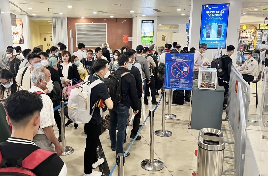 Nhu cầu đi lại của hành khách bằng đường hàng không gia tăng trong các dịp cao điểm. Ảnh: Phan Công