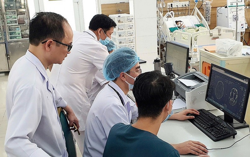 Các bác sĩ kiểm tra phim chụp não xem xét những tổn thương. Ảnh: BVCC
