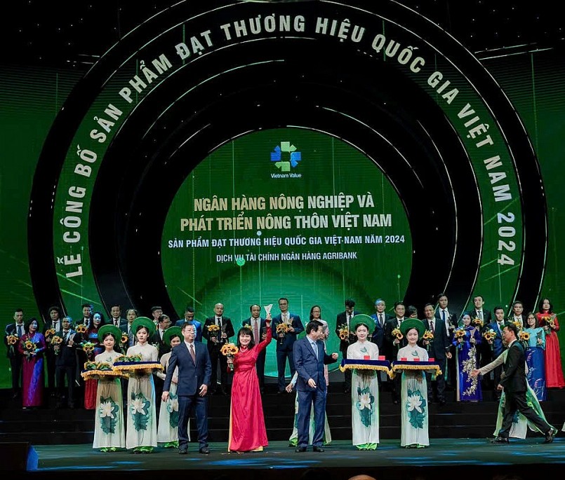 Bà Phùng Thị Bình - Phó Tổng Giám đốc Agribank lên nhận biểu trưng Thương hiệu Quốc Gia 2024 cho Thương hiệu và sản phẩm dịch vụ của Agribank