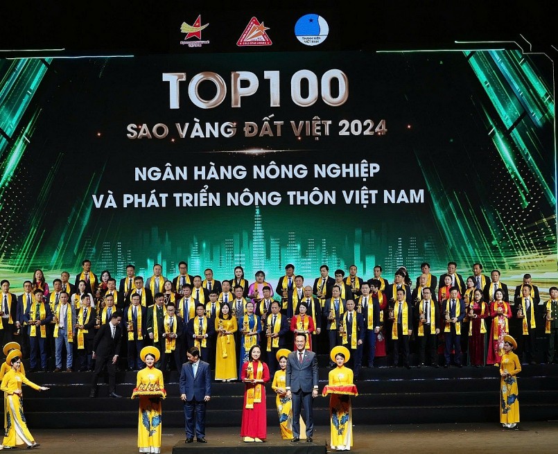 Đại diện Agribank lên nhận Giải thưởng Sao Vàng đất Việt năm 2024