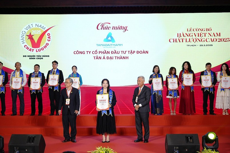 Bà Nguyễn Ngọc Thùy Dương, Phó Tổng Giám đốc Tập đoàn Tân Á Đại Thành nhận chứng nhận Hàng Việt Nam chất lượng cao 2025 Bà Nguyễn Ngọc Thùy Dương, Phó Tổng Giám đốc Tập đoàn Tân Á Đại Thành nhận chứng nhận Hàng Việt Nam chất lượng cao 2025