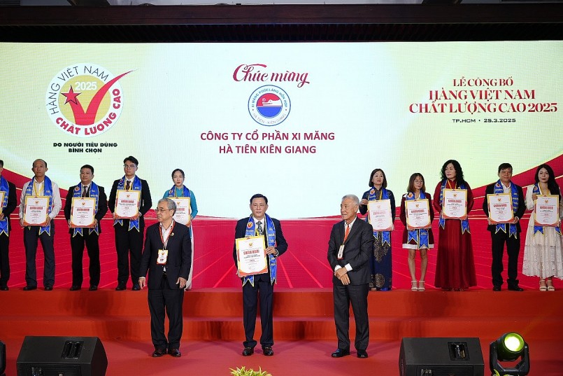 Ông Trần Kiên Nghị, Giám đốc công ty Xi măng Hà Tiên Kiên Giang nhận chứng nhận Hàng Việt Nam chất lượng cao 2025 Ông Trần Kiên Nghị, Giám đốc công ty Xi măng Hà Tiên Kiên Giang nhận chứng nhận Hàng Việt Nam chất lượng cao 2025