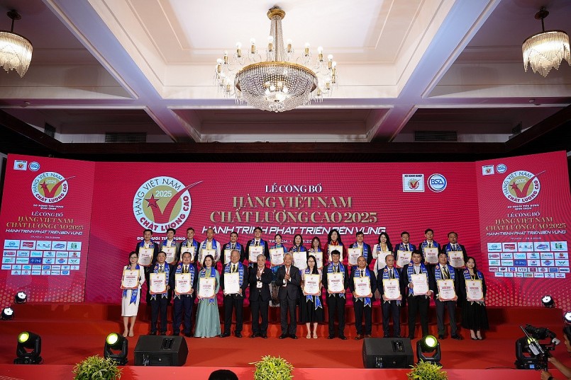Đại diện các công ty nhận chứng nhận Hàng Việt Nam chất lượng cao năm 2025 Đại diện các công ty nhận chứng nhận Hàng Việt Nam chất lượng cao năm 2025