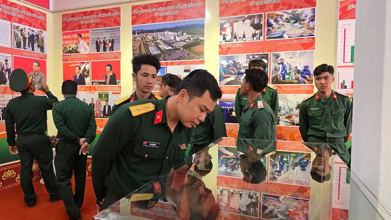 Nhiều người xúc động trước những tư liệu quý.