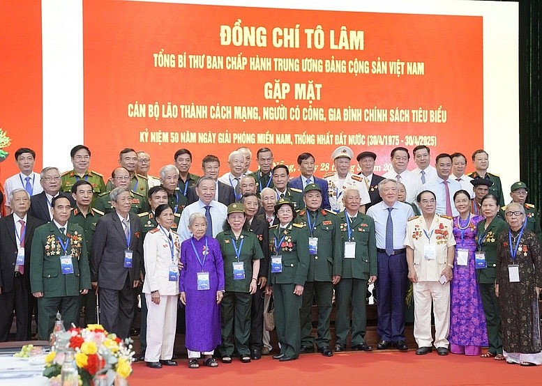 Tổng Bí thư Tô Lâm cùng cán bộ lão thành cách mạng, người có công, gia đình chính sách tiêu biểu khu vực miền Trung – Tây Nguyên - Ảnh: VGP/Thế Lực Tổng Bí thư Tô Lâm cùng cán bộ lão thành cách mạng, người có công, gia đình chính sách tiêu biểu khu vực miền Trung – Tây Nguyên - Ảnh: VGP/Thế Lực