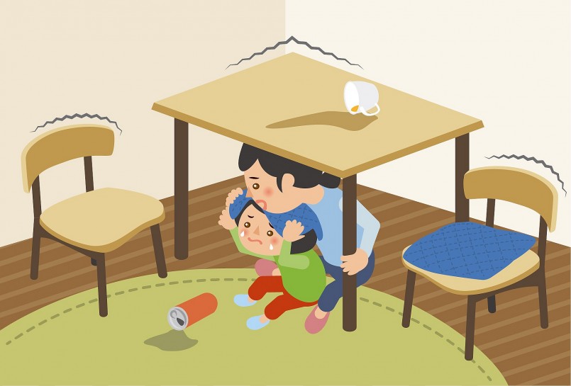 Ngay khi cảm nhận được rung chấn, hãy tìm nơi trú ẩn an toàn như chui xuống gầm bàn, gầm ghế hoặc gầm giường để tránh bị thương do đồ vật rơi xuống. 
