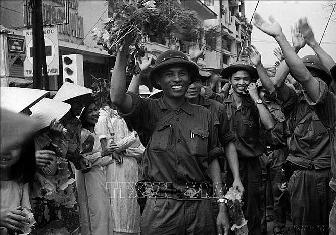 Quân Giải phóng tiến vào thành phố Đà Nẵng trong sự chào đón hân hoan của các tầng lớp nhân dân. Ảnh: Quang Thành/TTXVN